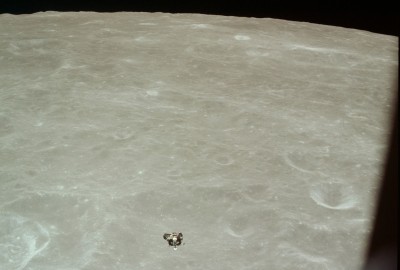 Moon-Earth_Moon-Apollo-11-Start-1969-июль-21, AS11-44-6621, LM approaching CSM at rendezvous-01.jpg